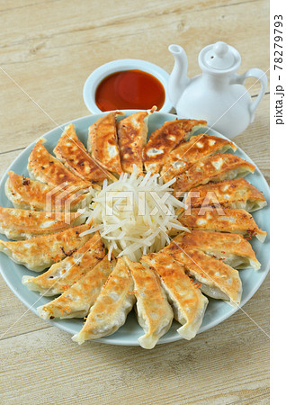餃子、ぎょうざ、ギョーザ、浜松餃子、円形盛り付け、茹でもやし添え。 78279793