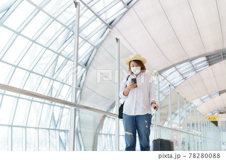 New Normal tourist wearing face mask is traveling on The airport , New lifestyle travel after covid-19. Social distancing healthcare system ,stay safe and Travel bubble concept. 78280088