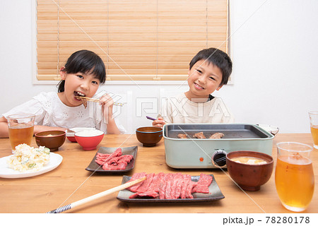 家で焼肉を食べる子供 78280178