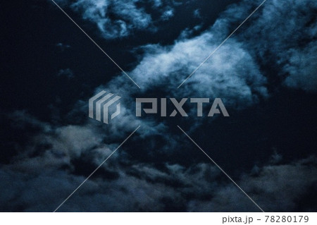 夜の月明りの横を流れる光を受ける層雲 78280179