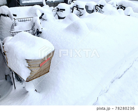 冬の駐輪場（北海道　雪景色あるある） 78280236