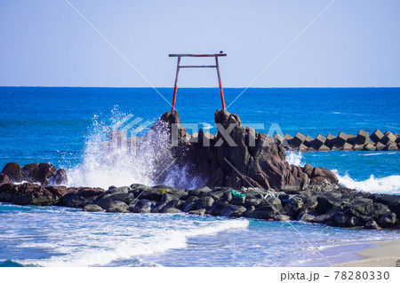 晴れた日の日本海、海の中の赤い鳥居さん（旧羽合町のハワイ海水浴場）　 78280330