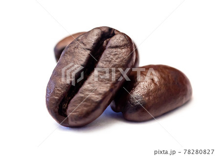 Brown roasted coffee beans isolated on white background. 78280827