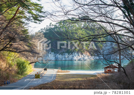 茂みの先にある青い絶景 78281301