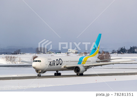 タキシングして滑走路に向かうAIR DO 78281351