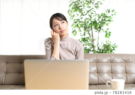 ノートパソコンの前で悩む(考え事をする)若い女性 ノートパソコンの前で悩む(考え事をする)若い女性 78281416