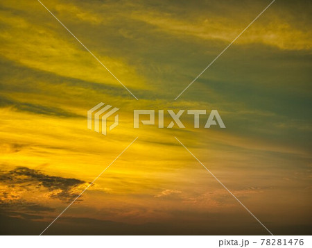 新潟市 日本海の夕焼けと飛行機雲 78281476