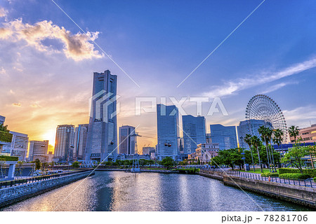 横浜みなとみらいの都市風景　夕日とロープウェイ 78281706