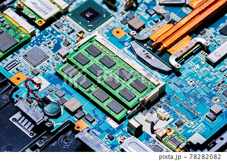 半導体　LSI　メモリ　産業のコメ　【争奪戦が続く半導体不足のイメージ】 78282082