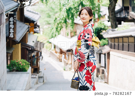 京都観光をする浴衣の女性の写真素材 7167