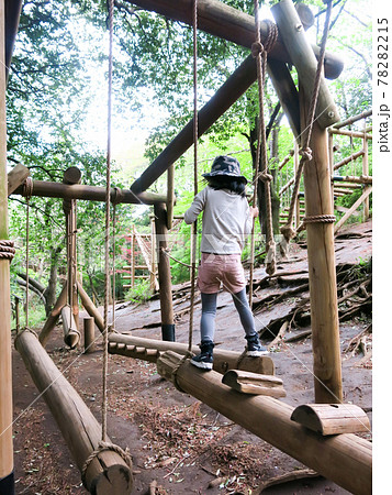 森のアスレチックを楽しむ子供 森のアスレチックを楽しむ子供 78282215