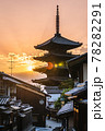 京都夕暮れ時の八坂の塔 78282291