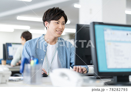 オフィスでオンラインで話をしながらパソコン操作をする若いビジネスマン オフィスでオンラインで話をしながらパソコン操作をする若いビジネスマン 78282793