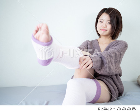 【屋内】部屋着で身支度する女性 【屋内】部屋着で身支度する女性 78282896