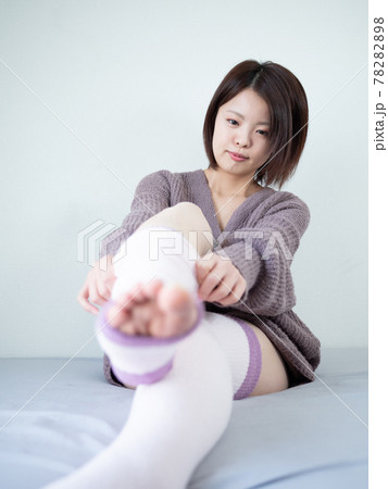 【屋内】部屋着で身支度する女性 【屋内】部屋着で身支度する女性 78282898