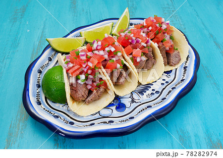 メキシコ料理のタコス　Mexican tacos 78282974