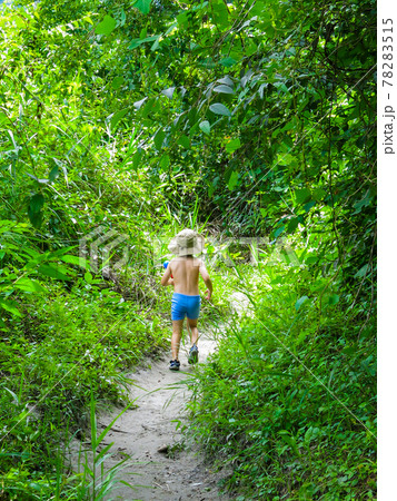 川まで歩く子供 川まで歩く子供 78283515
