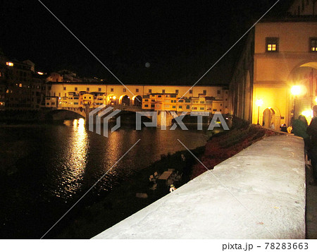 イタリア/フィレンツェ　夜のアルノ川ヴェッキオ橋 78283663