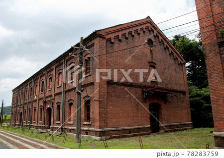 海上自衛隊舞鶴基地に接する赤れんがパークの一棟建てのレンガ倉庫　別アングル 78283759