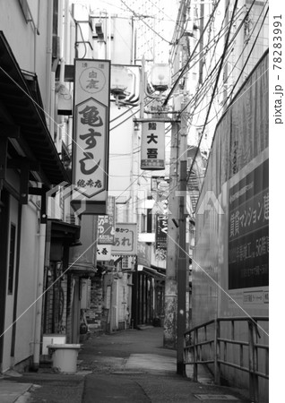 朝の繁華街 78283991