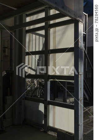 波板製樹脂が作る光 78284560