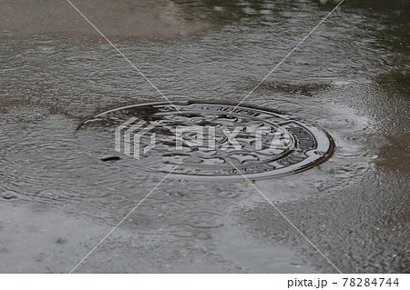 雨の日のマンホール 78284744