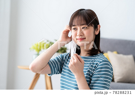 マスクを持つ若い女性 マスクを持つ若い女性 78288231