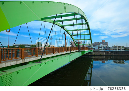 隅田川に架かる緑色の小台橋と青空 隅田川に架かる緑色の小台橋と青空 78288328