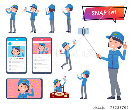 スマホで撮影する配送員女性のセット 78288765