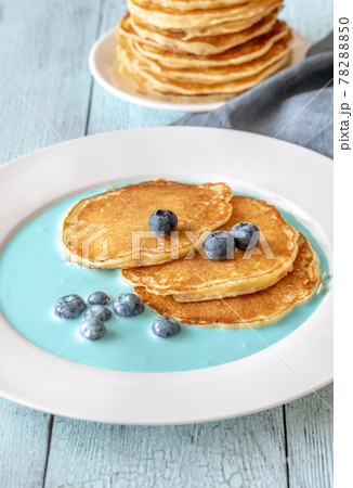 Pancakes with fresh blueberries 78288850