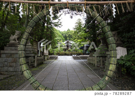 岡崎神社、参道に夏越の祓の茅の輪 78289287