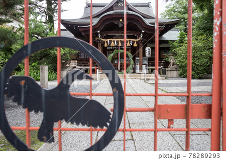 京都熊野神社、夏越の祓の茅の輪が飾られた本殿と八咫烏の門 京都熊野神社、夏越の祓の茅の輪が飾られた本殿と八咫烏の門 78289293