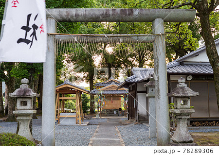 児神社、七夕笹飾りのある本殿と境内夕景 78289306