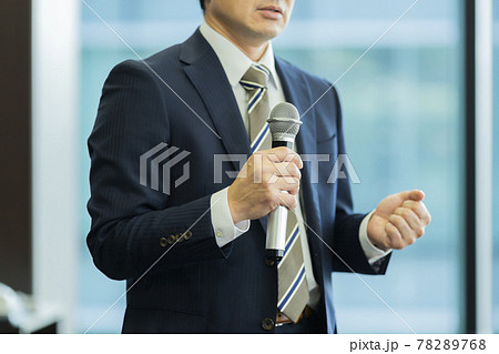 マイクを持って話すビジネスマン 78289768