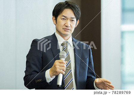 マイクを持って話すビジネスマン 78289769