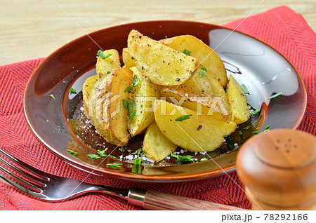 じゃがいも、ジャガイモ、じゃが芋、馬鈴薯のソテー、炒め物。品種は、きたあかり。 じゃがいも、ジャガイモ、じゃが芋、馬鈴薯のソテー、炒め物。品種は、きたあかり。 78292166