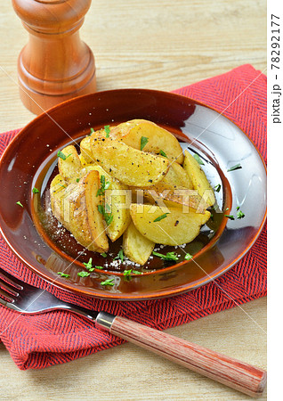 じゃがいも、ジャガイモ、じゃが芋、馬鈴薯のソテー、炒め物。品種は、きたあかり。 じゃがいも、ジャガイモ、じゃが芋、馬鈴薯のソテー、炒め物。品種は、きたあかり。 78292177