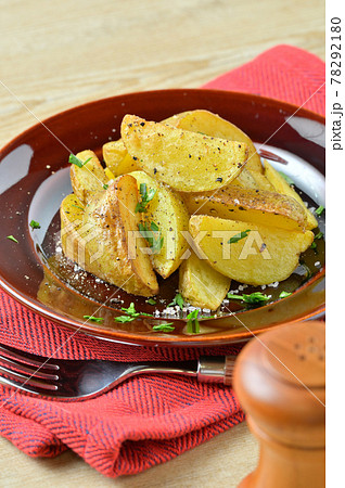 じゃがいも、ジャガイモ、じゃが芋、馬鈴薯のソテー、炒め物。品種は、きたあかり。 じゃがいも、ジャガイモ、じゃが芋、馬鈴薯のソテー、炒め物。品種は、きたあかり。 78292180