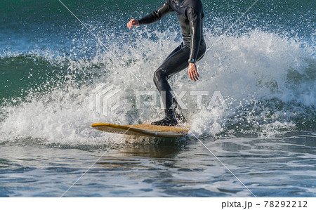【強風吹き荒れる春の嵐の中のサーフィン】 【強風吹き荒れる春の嵐の中のサーフィン】 78292212