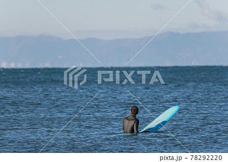 【波を待つサーファー】 78292220