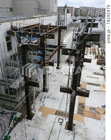 高所作業には親綱支柱をしっかり固定します 高所作業には親綱支柱をしっかり固定します 78292879