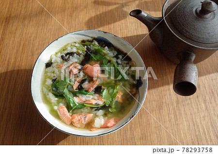 緑茶の鮭茶漬け 78293758