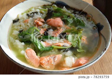 緑茶の鮭茶漬け 78293759