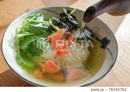 緑茶の鮭茶漬け 78293762