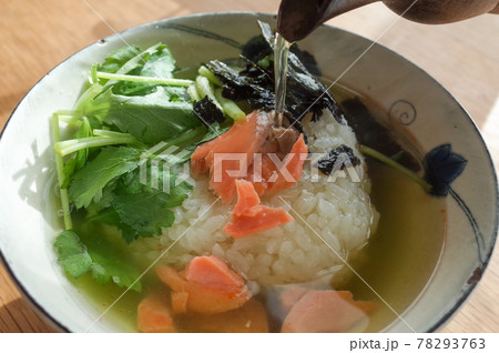 緑茶の鮭茶漬け 78293763