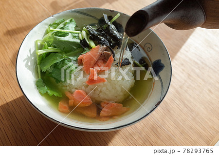 緑茶の鮭茶漬け 78293765