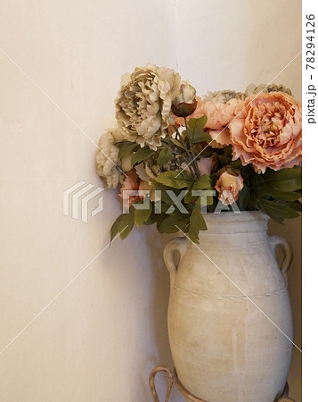 アンティークな花瓶とお花 アンティークな花瓶とお花 78294126