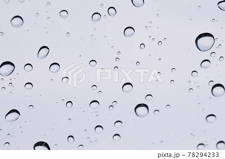 ガラスと雨の滴たち 梅雨、長雨、雨の日 ガラスと雨の滴たち 梅雨、長雨、雨の日 78294233