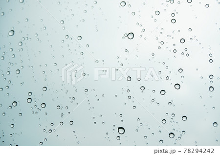 ガラスと雨の滴たち 梅雨、長雨、雨の日 ガラスと雨の滴たち 梅雨、長雨、雨の日 78294242