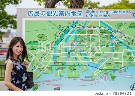 観光案内図の前で笑顔の女性 観光案内図の前で笑顔の女性 78294321